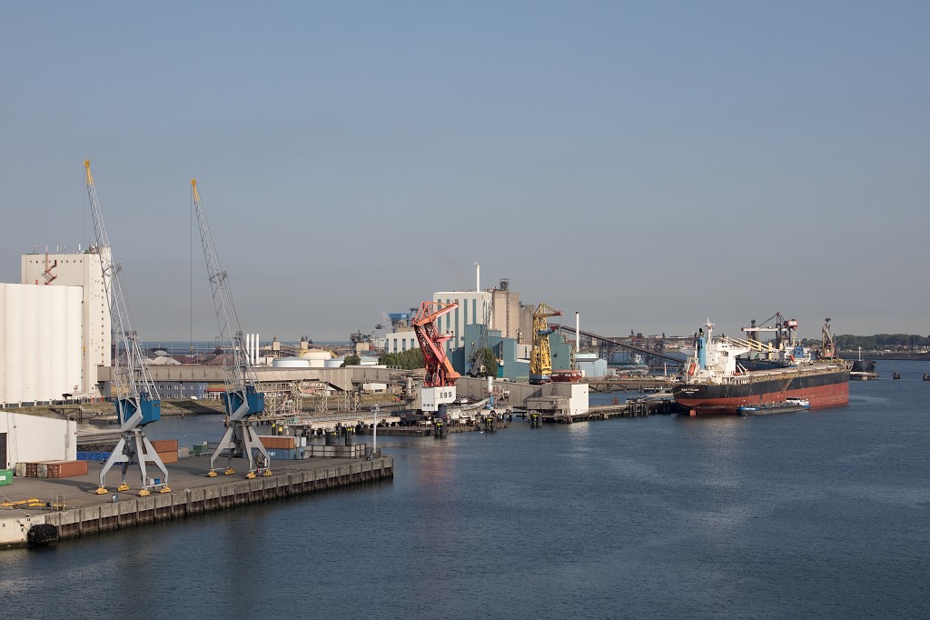 europoort maasvlakte rotterdam botlek haven scheepvaart industrie fabrieken marine transport overslag terminal portlantis ferry centrale